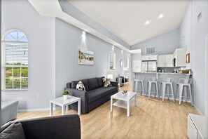 Smart TV - High Reviews! Updated Top Corner-Euro Village-Shops, Food & Bars-5 Min to Beach! (Palm Coast)