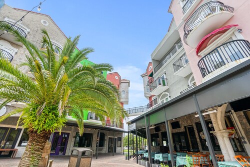 High Reviews! Updated Top Corner-Euro Village-Shops, Food & Bars-5 Min to Beach!
