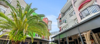 High Reviews! Updated Top Corner-Euro Village-Shops, Food & Bars-5 Min to Beach!
