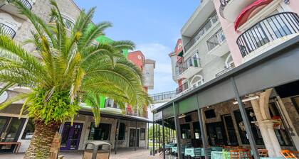 High Reviews! Updated Top Corner-Euro Village-Shops, Food & Bars-5 Min to Beach!