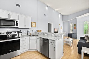 Fridge, microwave, oven, stovetop - High Reviews! Updated Top Corner-Euro Village-Shops, Food & Bars-5 Min to Beach! (Palm Coast)