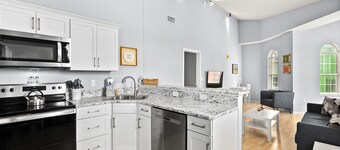 High Reviews! Updated Top Corner-Euro Village-Shops, Food & Bars-5 Min to Beach!