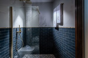 Produtos de toalete grátis, secador de cabelo, roupões de banho 