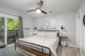 2 bedrooms, iron/ironing board, Internet, bed sheets - 2 mi to SDC/Outdoor Pool/LARGE DECK/Outdoor Trails (Reeds Spring)