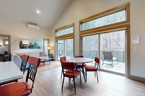 Tv, eldstad, böcker och streamingtjänster