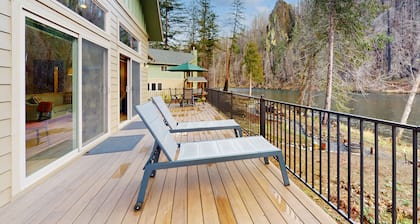 Amazing riverfront cabin with views, deck, firepit, & grill - dog-friendly