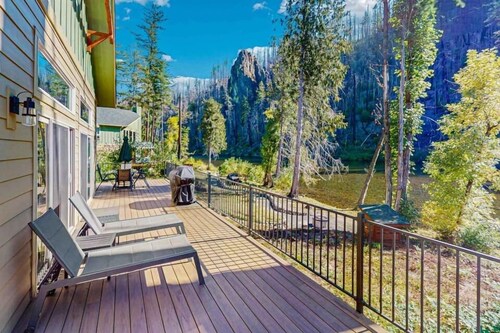 Amazing riverfront cabin with views, deck, firepit, & grill - dog-friendly