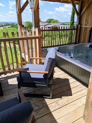 Outdoor spa tub - Lodges Avec spa Privatif en Dordogne (MONBAZILLAC)