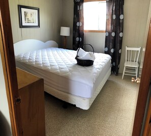 3 bedrooms, travel cot - Humming Bird Cottage #5  
Graceland cottages  (West Nipissing)