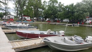 Un port de plaisance où plusieurs bateaux sont amarrés à des quais en bois.