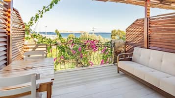 Studio | Desk, laptop workspace