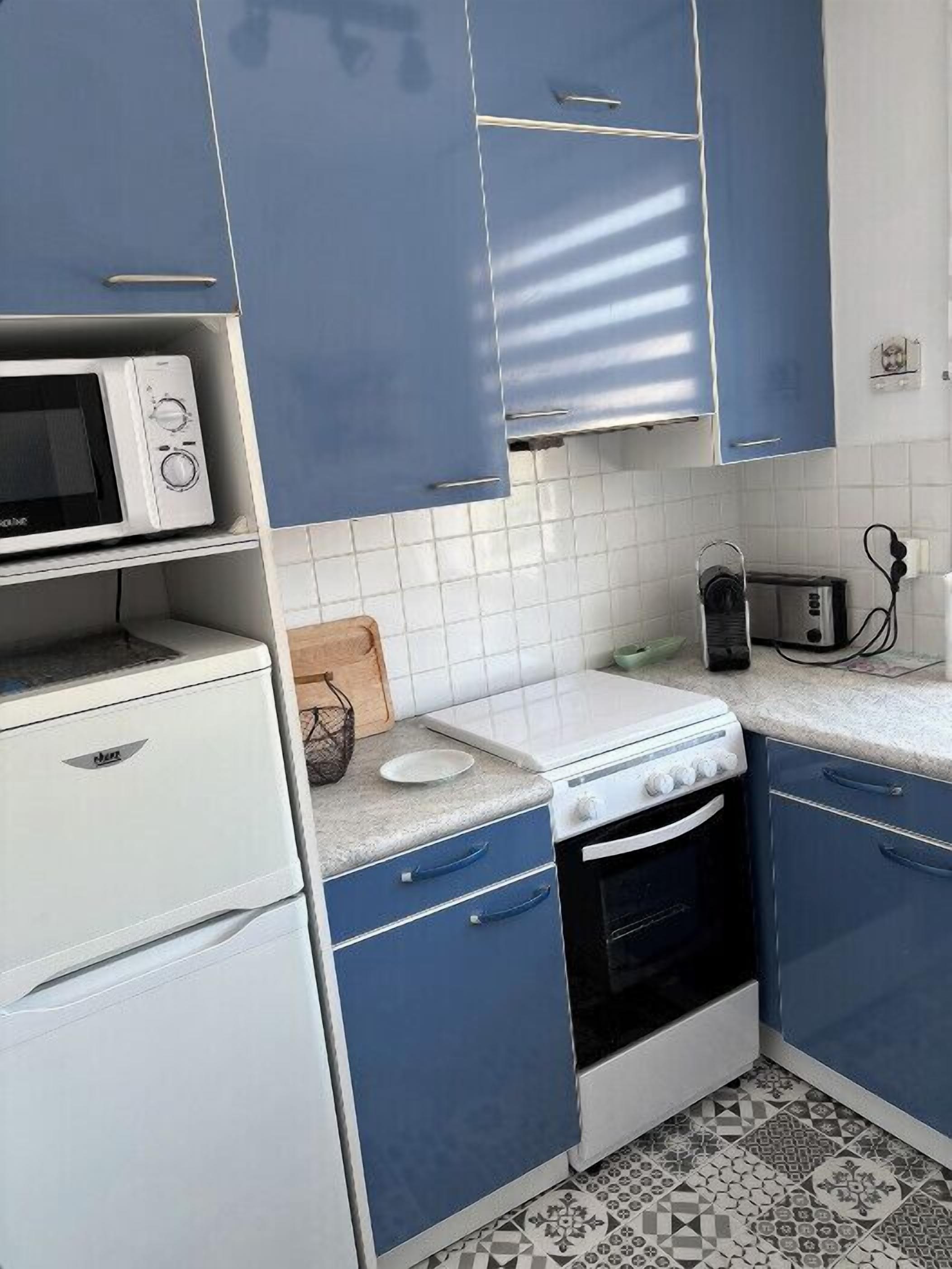 Wasserkocher mit Kaffee-/Teezubehör, Kühlschrank, Mikrowelle, Ofen