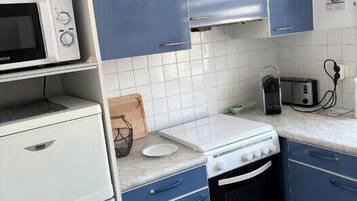 Wasserkocher mit Kaffee-/Teezubehör, Kühlschrank, Mikrowelle, Ofen