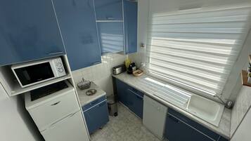 Een koelkast, een microgolfoven, een oven, een vaatwasser