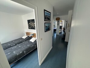 2 chambres, fer et planche à repasser