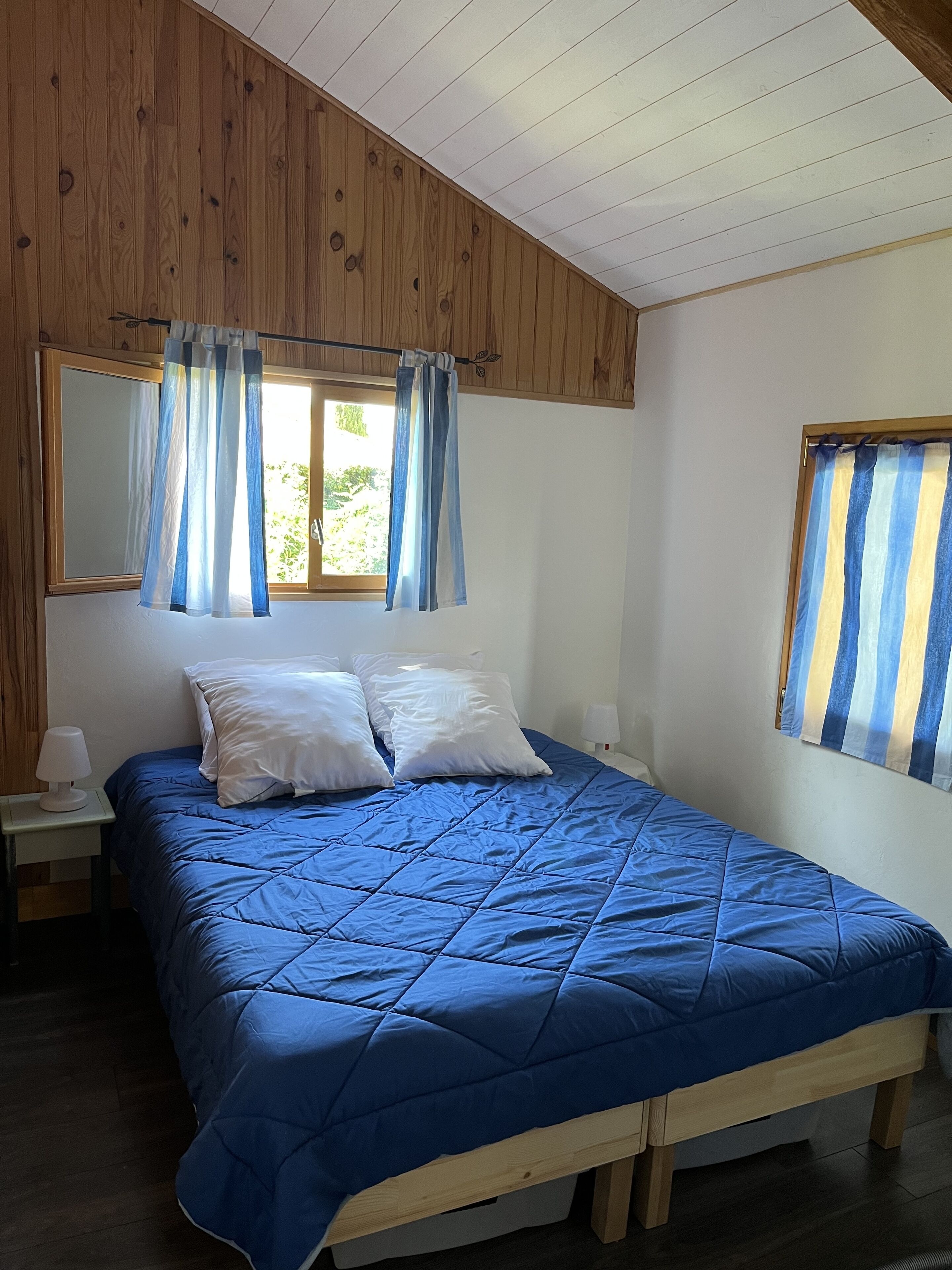 2 slaapkamers, een bureau, een strijkplank/strijkijzer, gratis wifi