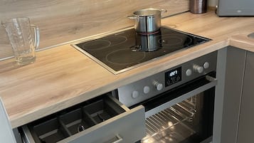 Fridge, stovetop, dishwasher, coffee/tea maker