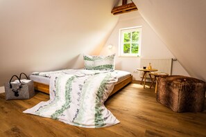 2 bedrooms, iron/ironing board, travel cot, free WiFi