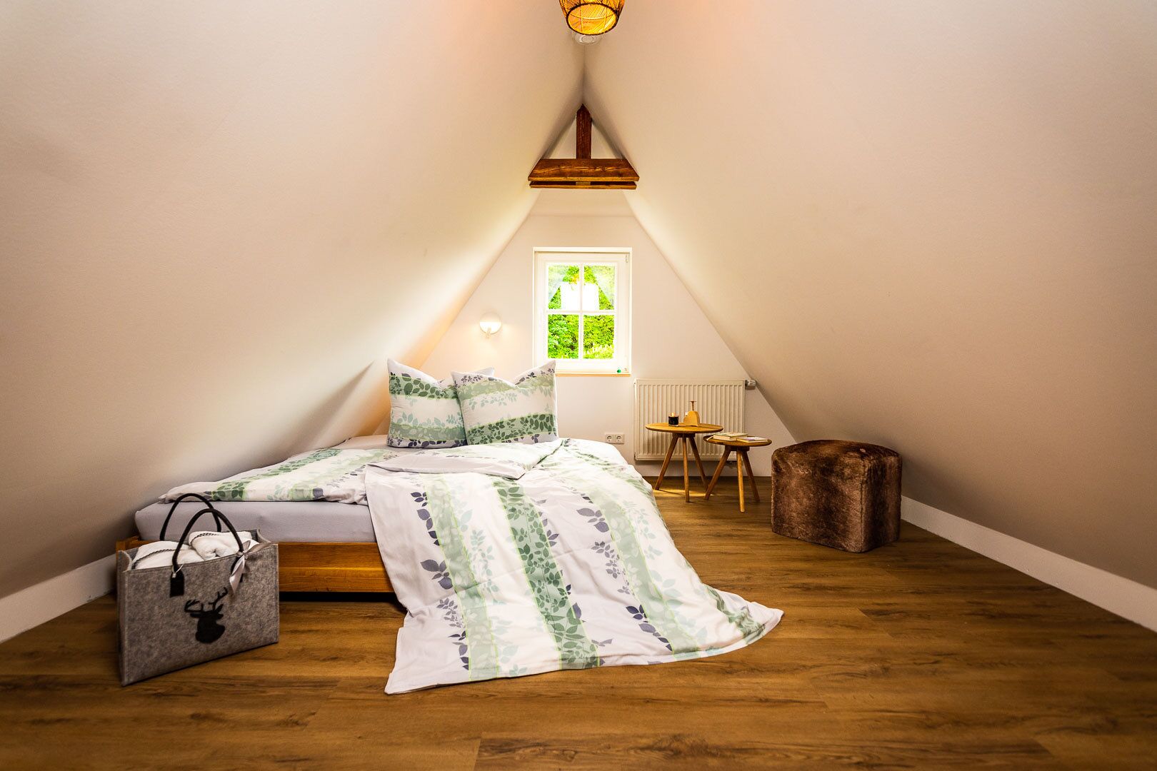 2 quartos, ferros/tábuas de passar roupa, berço de viagem