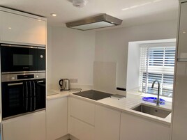 Refrigerador, lavavajillas, tetera/pava eléctrica, utensilios de cocina