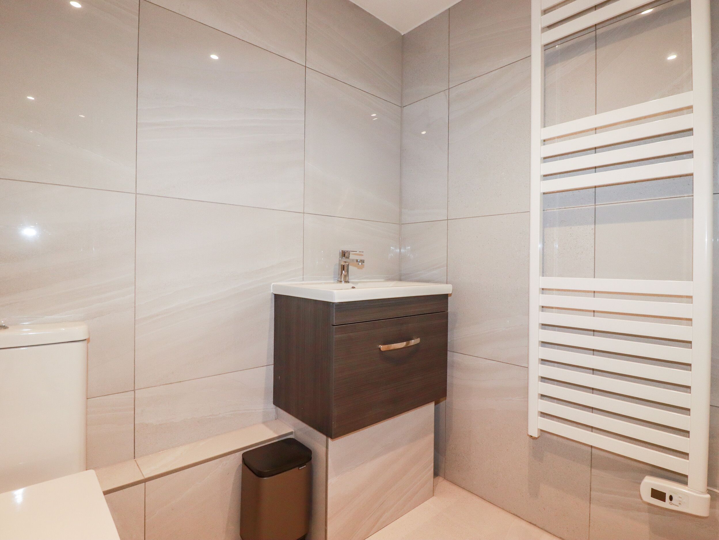 Une salle de bain moderne équipée de toilettes, d’un lavabo et d’un meuble-lavabo.