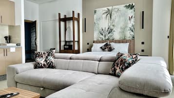 Loft Deluxe | Coin séjour | TV connectée de 43 pouces avec chaînes par câble