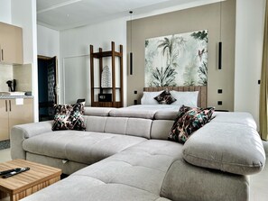 Deluxe-Loft | Wohnbereich | 43-Zoll-Smart-TV mit Kabelempfang