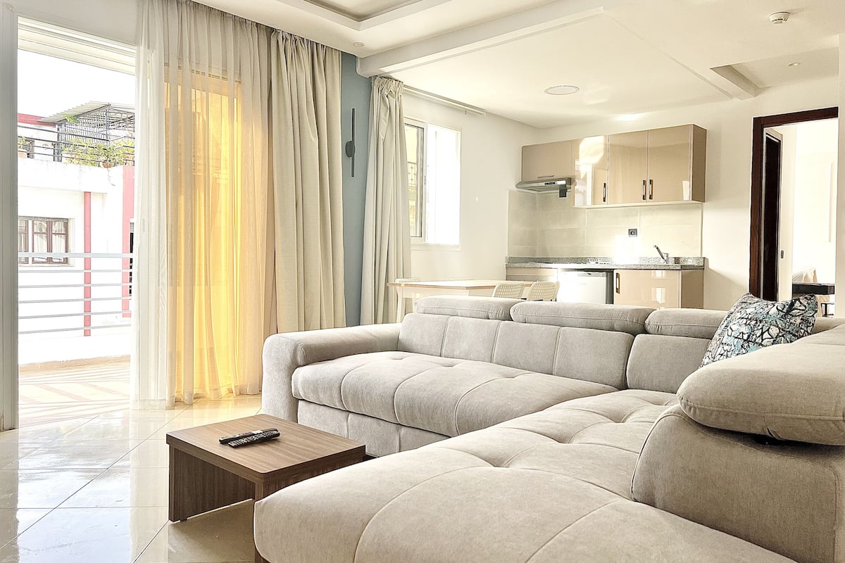Comfort penthouse | Woonruimte | Een 43-inch smart-tv met kabelzenders