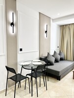 Apartamento Confort | Zona de estar | Smart TV de 43 pulgadas con canales por cable