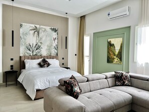 Deluxe loft | Woonruimte | Een 43-inch smart-tv met kabelzenders