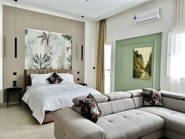 Deluxe-Loft | Wohnbereich | 43-Zoll-Smart-TV mit Kabelempfang