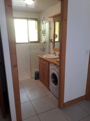 Douche, sèche-cheveux, serviettes fournies, papier toilette