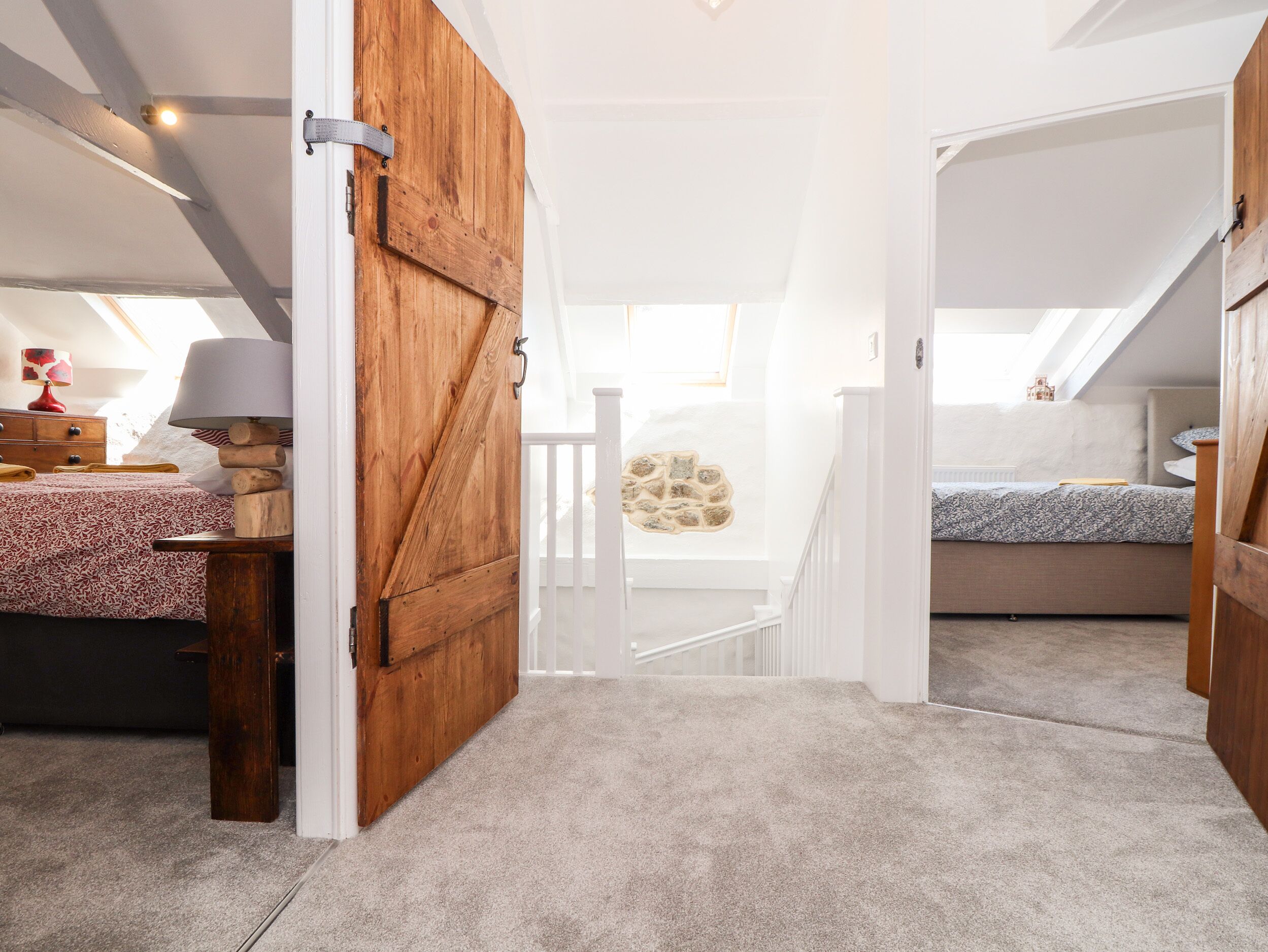 2 dormitoris, decoració individual i mobiliari individual 