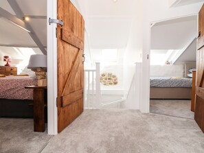 2 bedrooms, individually decorated, individually furnished, free WiFi - The Barn at Trevothen Farm (Helston)