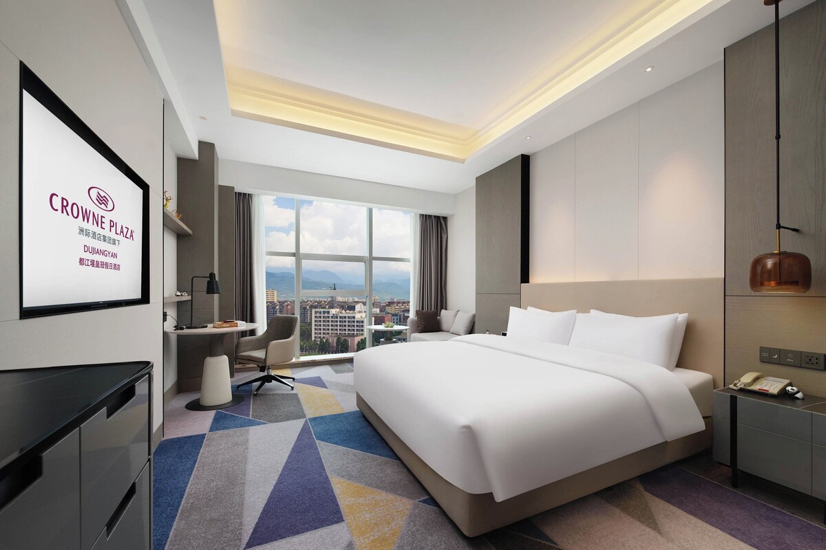 Standard Room, 1 King Bed, Mountain View | Minibar (free items), in-room safe, laptop workspace, blackout drapes