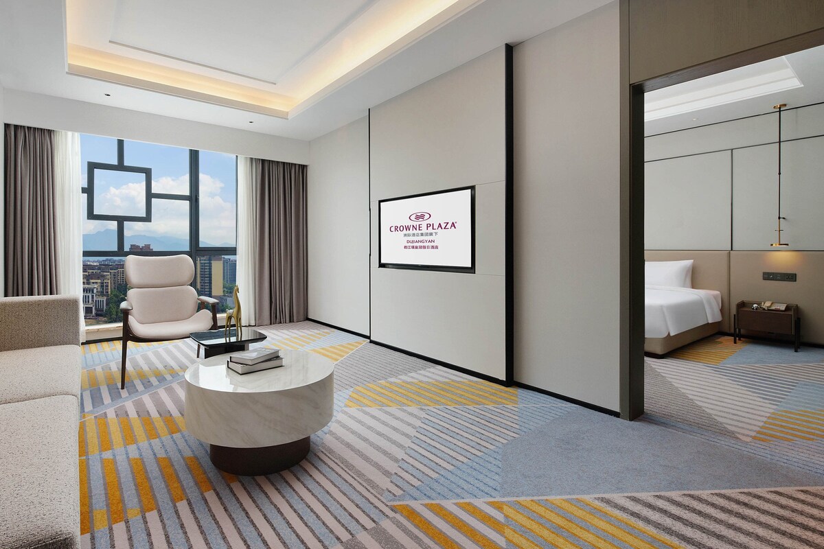 Suite, 1 King Bed, Club Lounge Access (Living Area) | Minibar (free items), in-room safe, laptop workspace, blackout drapes
