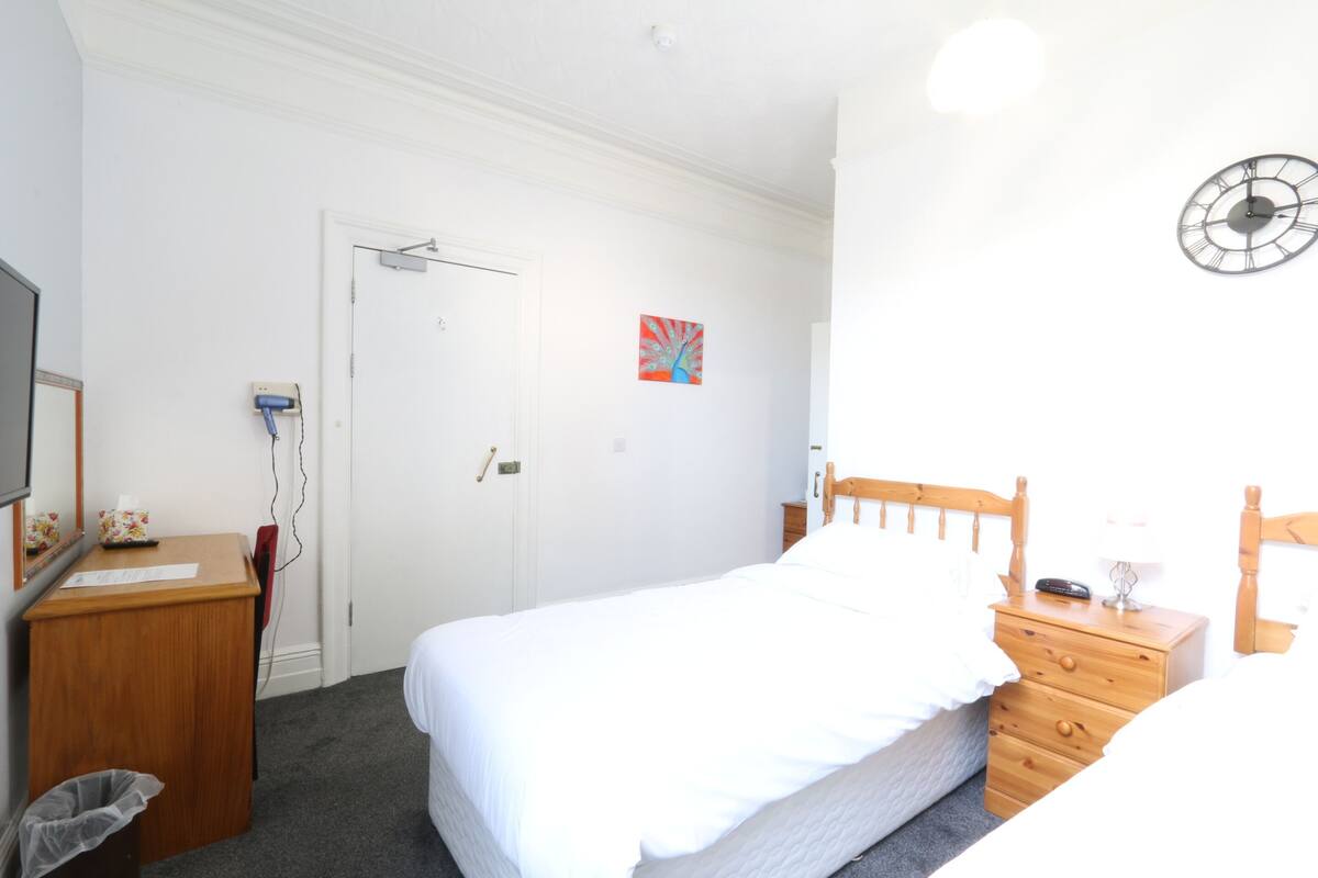 Chambre avec lits jumeaux, salle de bains attenante (Ground Floor)