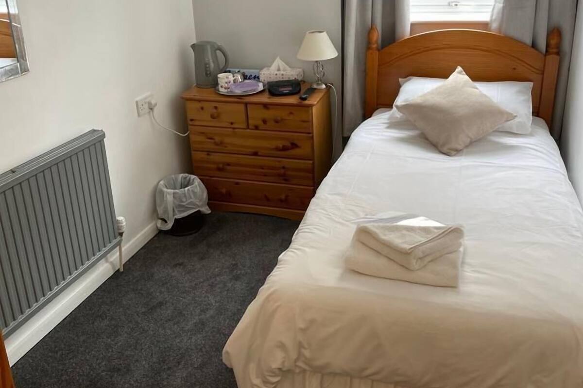 Chambre Simple, salle de bains attenante