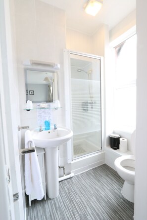 Dobbeltrom, eget bad | Bad | Dusj, hårføner, håndklær og såpe