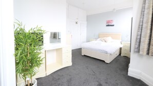 Chambre Double, salle de bains attenante (Large) | Rideaux occultants, Wi-Fi gratuit, draps fournis