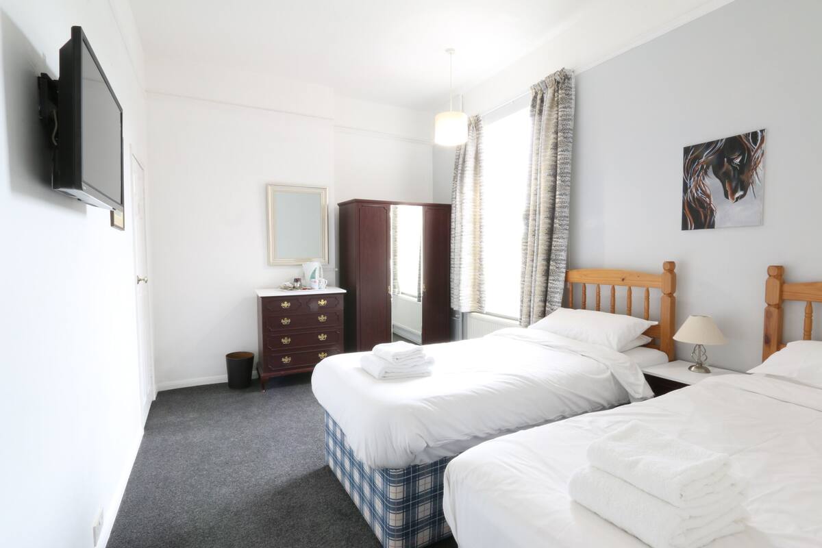 Chambre avec lits jumeaux, salle de bains attenante