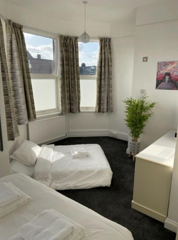 Double Room, Ensuite (Large) | Blackout curtains, free WiFi, bed sheets