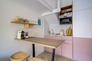 Fridge, microwave, oven, stovetop - One minute from Place Masséna,  fully equipped STUDIO with balcony (Nice)