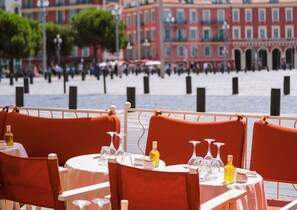 Outdoor dining - One minute from Place Masséna,  fully equipped STUDIO with balcony (Nice)