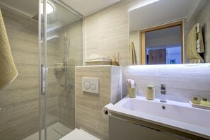Shower, hair dryer, towels, soap - One minute from Place Masséna,  fully equipped STUDIO with balcony (Nice)