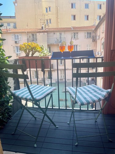 Beautiful studio just one minute from place Massena and 5 minutes from the beach