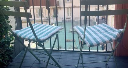 Beautiful studio just one minute from place Massena and 5 minutes from the beach