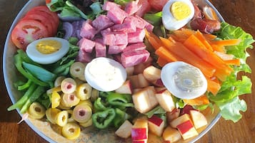 Ensalada con diferentes verduras y proteínas sobre un plato.