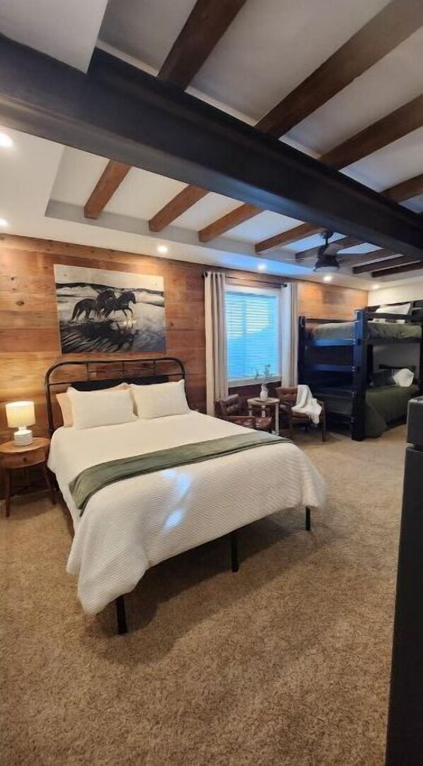 2 bedrooms, desk, WiFi