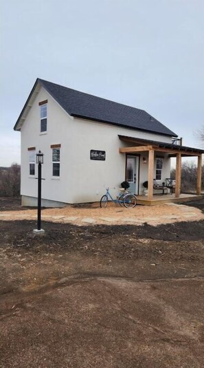 Exterior - Vineyard View Countryside Cottage(2suites/sleeps6) (Sabetha)